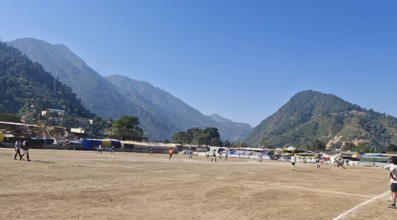 गौचर मेले में फुटबॉल प्रतियोगिता: मेहलचौरी, दून वॉरियर्स और श्रीनगर ने दर्ज की शानदार जीत