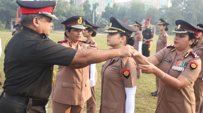 आर्मी हॉस्पिटल (आर एंड आर) के नर्सिंग कॉलेज के आठवें बैच का कमीशनिंग समारोह में सेना को मिली नयी नर्सें