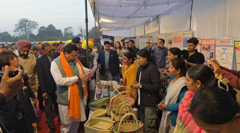 हल्द्वानी दौरे में किसानों ने गन्ना मूल्य बढ़ोतरी पर मुख्यमंत्री का स्वागत किया