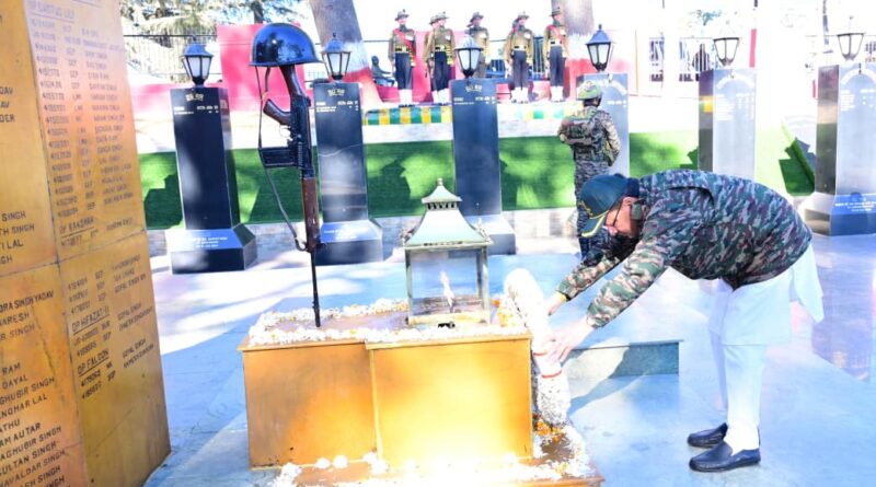 मुख्यमंत्री धामी ने कुमाऊं रेजीमेंट केंद्र रानीखेत पहुंचकर अमर बलिदानियों को अर्पित की श्रद्धांजलि