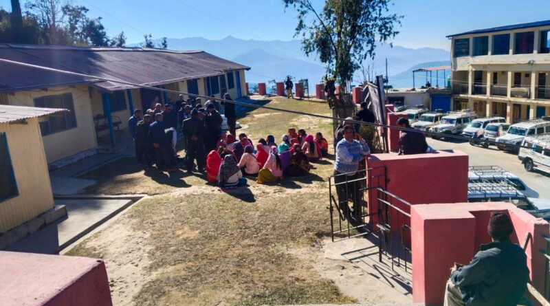 चांदनीखाल–रडुवा–काण्डई–रैसू सड़क निर्माण में लापरवाही के विरोध में ग्रामीणों का प्रदर्शन