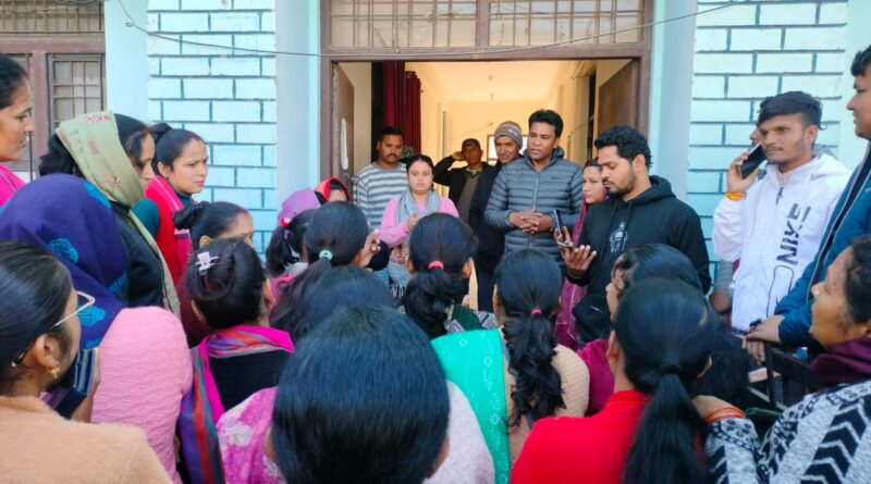 गौचर में पेयजल संकट गहराया, गुस्साई महिलाओं ने जल संस्थान का घेराव किया