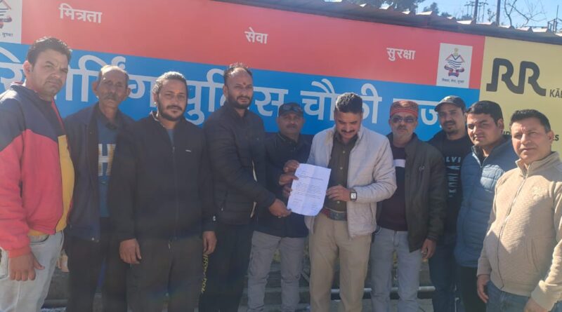 घंटाकर्ण क्वीली डांडा मंदिर में चोरी का खुलासा करने की मांग, युवाओं ने पुलिस को सौंपा ज्ञापन