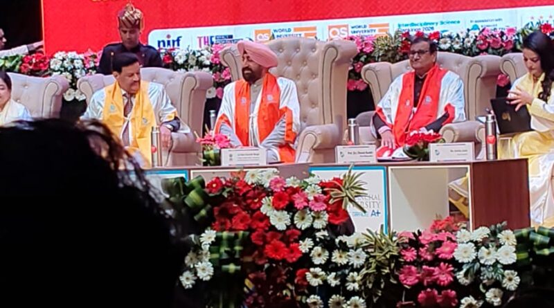 बी.फार्मा में टॉप करने पर अंशिका कठैत को राज्यपाल का स्वर्ण पदक