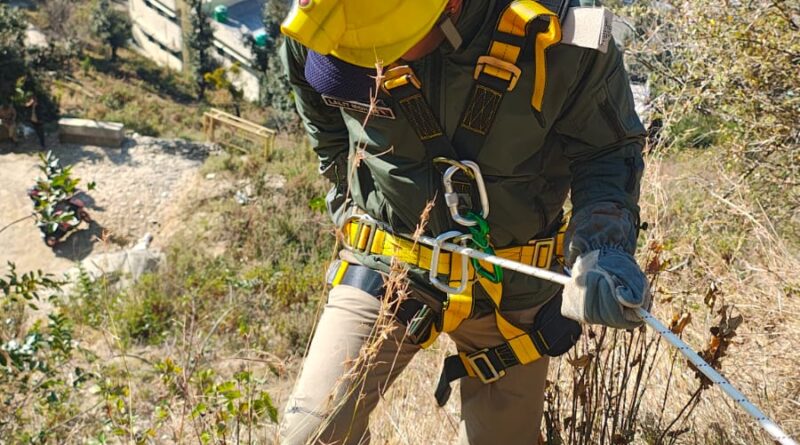 थाना पोखरी में आपदा प्रबंधन प्रशिक्षण, क्लाइंबिंग व रेपलिंग की मॉक ड्रिल आयोजित