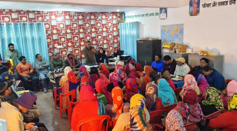 पोखरी के भिकोना गांव में पुलिस का जागरूकता अभियान, साइबर ठगी व नशे से दूर रहने की दी सलाह