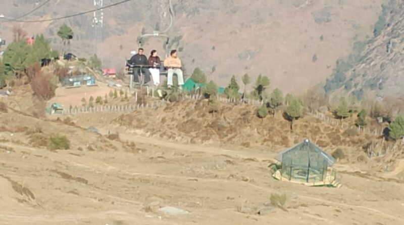 बिना बर्फ के सूनी पड़ी हैं विश्व विख्यात औली की स्कीइंग ढलानें