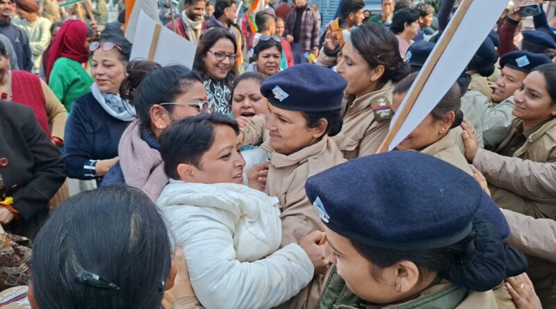 अंकिता भंडारी हत्याकांड: ‘वीआईपी’ के नाम पर महिला कांग्रेस का हल्ला बोल, विधानसभा अध्यक्ष के आवास का किया घेराव