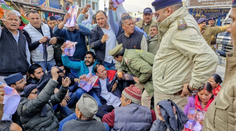 अंकिता भंडारी हत्याकांड : सीबीआई जांच की मांग को लेकर कांग्रेस का गौचर में प्रदर्शन