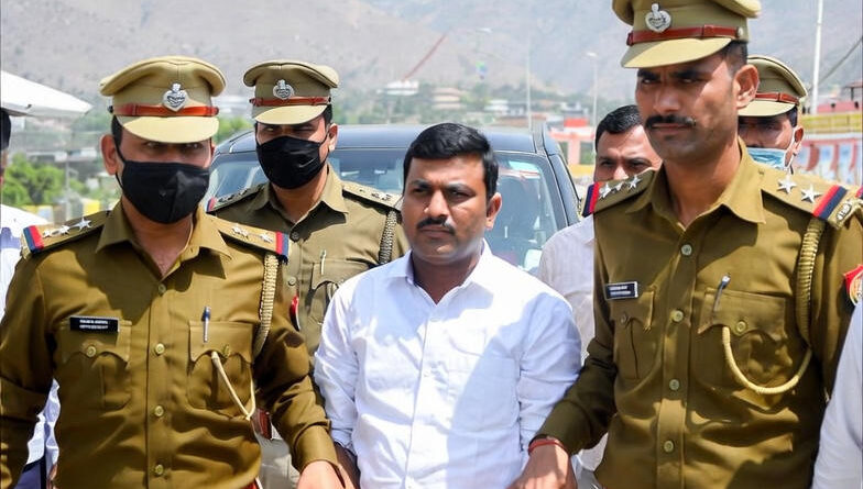 विजिलेंस की बड़ी कार्रवाई: हरिद्वार के खंड शिक्षा अधिकारी रिश्वत लेते रंगे हाथों गिरफ्तार