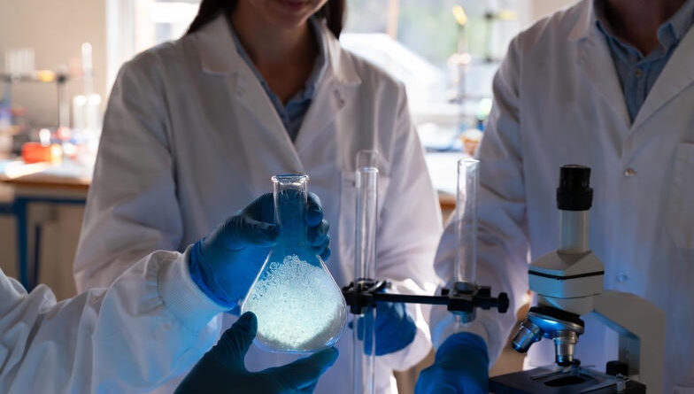 औषधीय और कृषि रसायन उद्योगों के लिए उपयोगी है कठोर सी-एफ बंधों को तोड़ने की नई सूर्यप्रकाश-चालित विधि