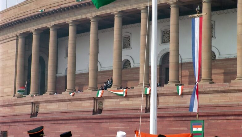 भारत का संक्रमण काल  : स्वतंत्रता से गणतंत्र तक के 894 दिन