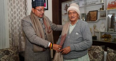 मुख्यमंत्री धामी ने पद्म भूषण हेतु चयनित होने पर कोश्यारी को उनके आवास पर दी बधाई