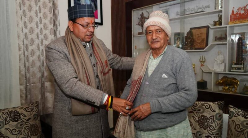 मुख्यमंत्री धामी ने पद्म भूषण हेतु चयनित होने पर कोश्यारी को उनके आवास पर दी बधाई