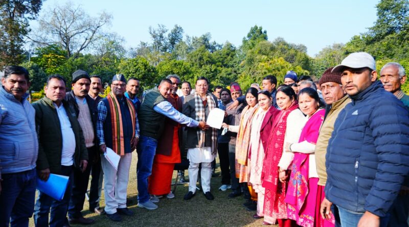 अपनी समस्याओं को लेकर टिहरी बाँध विस्थापित मुख्यमंत्री धामी से मिले