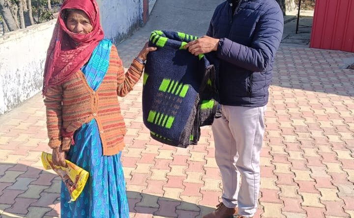 कड़ाके की ठंड में जरूरतमंदों को पोखरी तहसील प्रशासन ने बांटे कंबल
