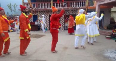 गौचर के निकट बमोथ गांव में पांडव नृत्य में उमड़ी श्रद्धालुओं की भीड़