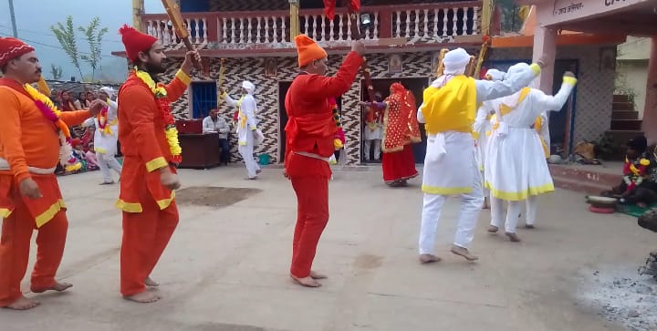 गौचर के निकट बमोथ गांव में पांडव नृत्य में उमड़ी श्रद्धालुओं की भीड़