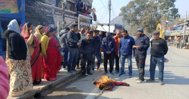 अंकिता भंडारी प्रकरण पर कांग्रेस के विरोध से नाराज़ भाजपा कार्यकर्ताओं ने किया पुतला दहन