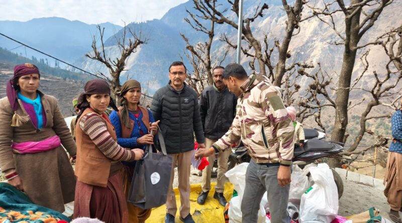 उत्तरकाशी के सटटा गांव के अग्निकांड प्रभावितों को राहत सामग्री वितरित