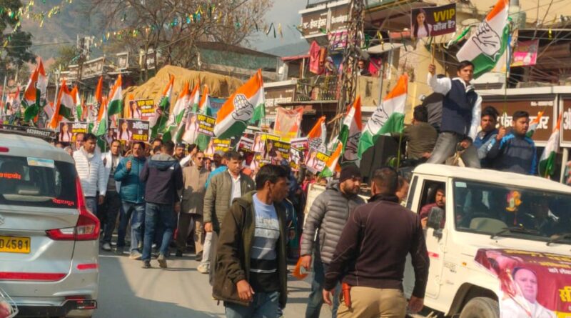 अंकिता भंडारी मामले की CBI जांच व VIP खुलासे की मांग को लेकर गौचर में कांग्रेस का जुलूस