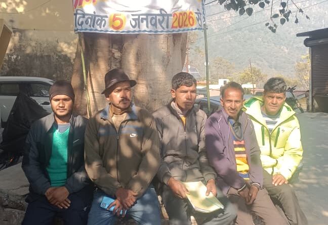 सकंड गांव में सड़क की मांग को लेकर ग्रामीणों का धरना दूसरे दिन भी जारी