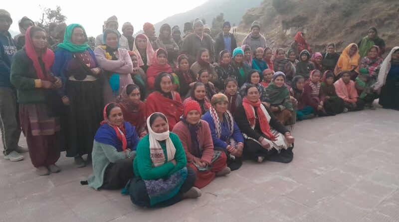 हरनी गांव में भी महिलाओं ने कसी कमर – समारोहों में दारू  पिलाई तो खैर नहीं