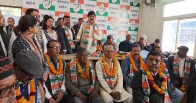 कांग्रेस में शामिल हुए दो दर्जन से अधिक सेवानिवृत्त व प्रतिष्ठित अधिकारी