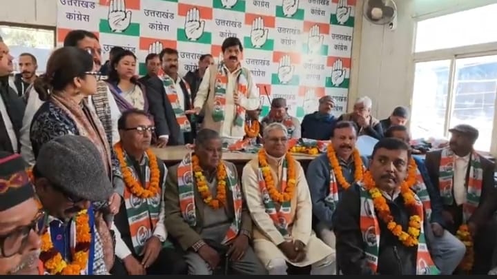कांग्रेस में शामिल हुए दो दर्जन से अधिक सेवानिवृत्त व प्रतिष्ठित अधिकारी