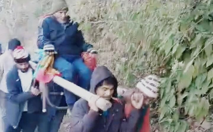 सड़क से वंचित सेरा–मालकोटी, बीमारों को डंडी-कंडी में ढोने को मजबूर ग्रामीण