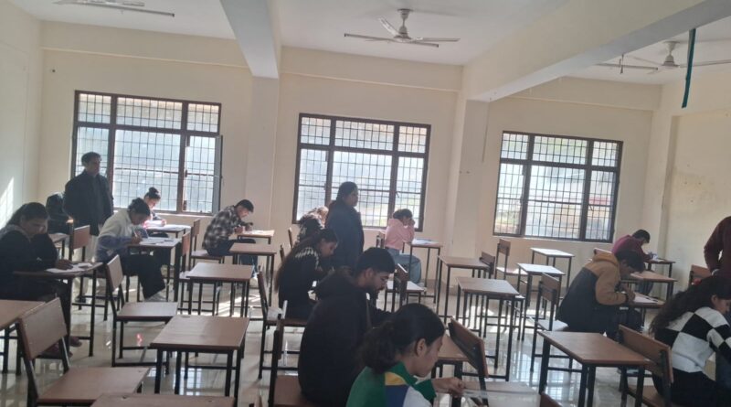 नरेंद्रनगर महाविद्यालय में विषम सेमेस्टर की परीक्षाएं शांतिपूर्ण संपन्न