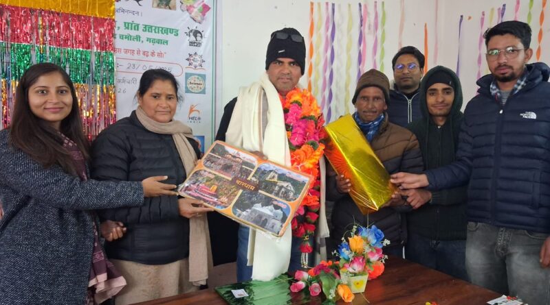 खंड शिक्षा अधिकारी कार्यालय पोखरी में वरिष्ठ सहायक हर्षवर्धन कांडपाल को भावभीनी विदाई