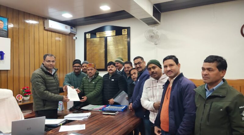 बायोमेट्रिक उपस्थिति में छूट की मांग, शिक्षक संघ ने डीएम चमोली को सौंपा पत्र
