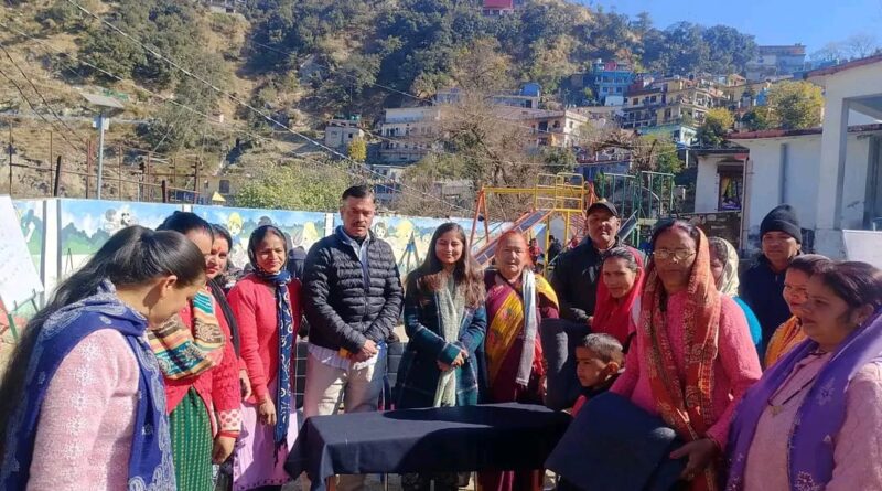 पोखरी के पार्षद ने 56 विद्यार्थियों को निःशुल्क कंबल वितरित किए