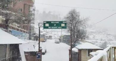 हिमालयी वादियों में लंबे इंतजार के बाद बर्फबारी, औली से बद्रीनाथ तक बर्फ की सफेद चादर