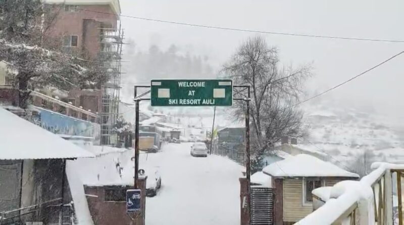 हिमालयी वादियों में लंबे इंतजार के बाद बर्फबारी, औली से बद्रीनाथ तक बर्फ की सफेद चादर