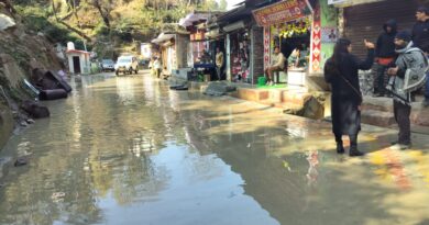 जाड़ों की पहली बारिश में ही उजड़ी व्यवस्थाओं की पोल, थराली में सड़क बनी तालाब