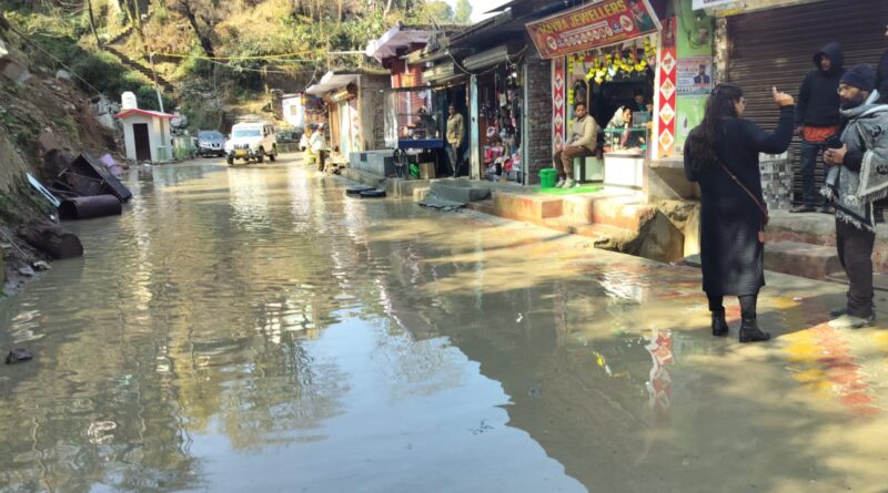 जाड़ों की पहली बारिश में ही उजड़ी व्यवस्थाओं की पोल, थराली में सड़क बनी तालाब