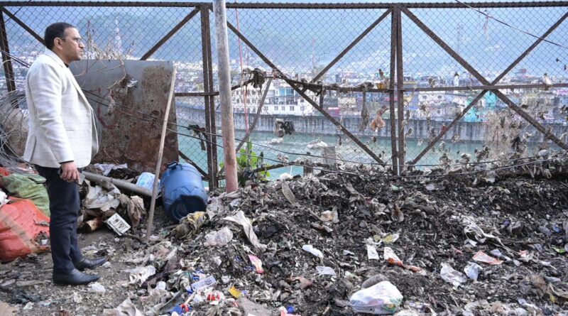 डीएम उत्तरकाशी ने तांबाखानी टनल के समीप चल रहे कूड़ा उठान कार्य का किया औचक निरीक्षण