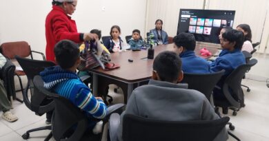 दून पुस्तकालय के बाल विभाग में बच्चों के लिए सिलाई और अपसाइक्लिंग कार्यशाला