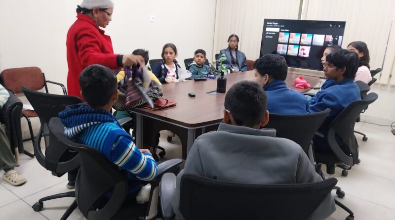 दून पुस्तकालय के बाल विभाग में बच्चों के लिए सिलाई और अपसाइक्लिंग कार्यशाला