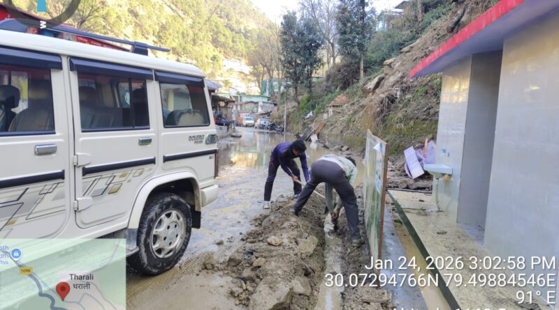 शीतकाल की पहली बारिश में थराली के भैरव मार्केट में जलभराव, लोनिवि ने रात तक किया समाधान