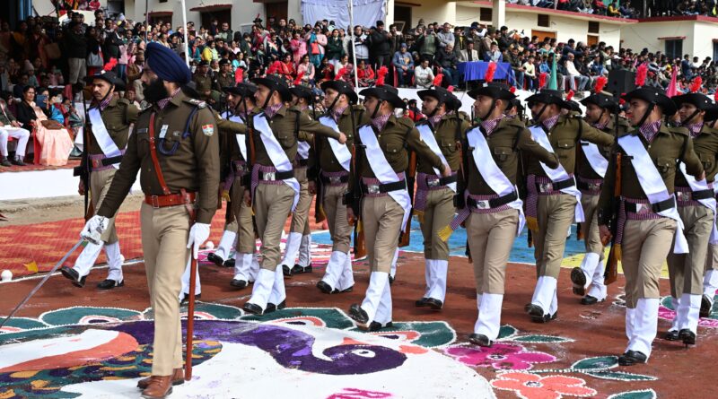 सीमांत जिला चमोली में हर्षोल्लास के साथ मनाया गया 77वां गणतंत्र दिवस