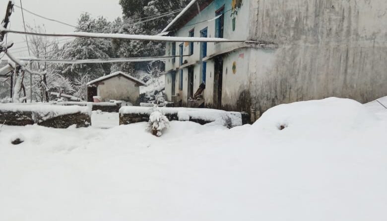 पिंडर घाटी में सीजन की दूसरी बर्फबारी, ऊंचाई वाले गांव बर्फ की चादर में लिपटे