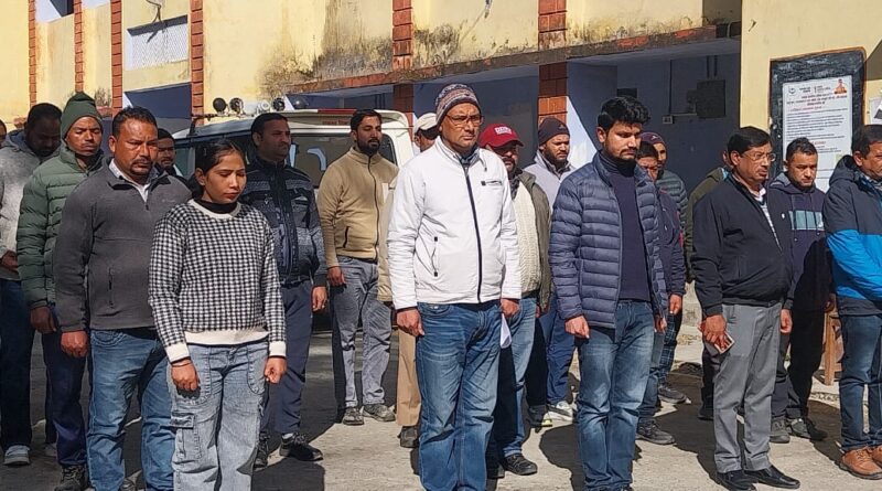 अमर शहीदों को तहसील कार्यालय थराली में भावभीनी श्रद्धांजलि