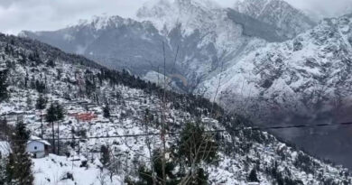 उत्तराखंड में सीजन की पहली व्यापक बर्फबारी, गढ़वाल-कुमाऊँ शीतलहर की चपेट