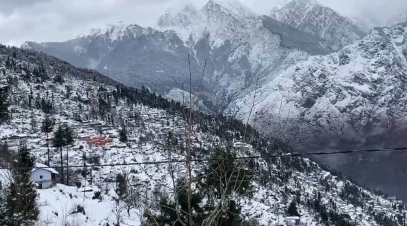 उत्तराखंड में सीजन की पहली व्यापक बर्फबारी, गढ़वाल-कुमाऊँ शीतलहर की चपेट
