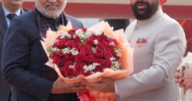 राज्यपाल गुरमीत सिंह और मुख्यमंत्री धामी ने उपराष्ट्रपति का हवाई अड्डे में  स्वागत किया