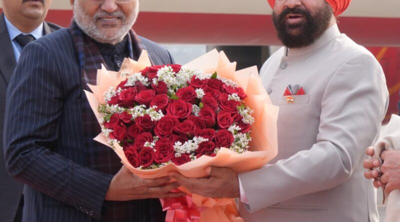 राज्यपाल गुरमीत सिंह और मुख्यमंत्री धामी ने उपराष्ट्रपति का हवाई अड्डे में  स्वागत किया