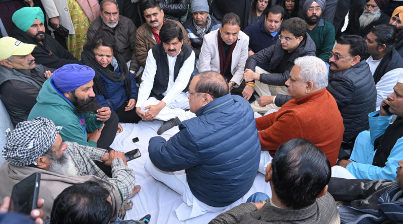 किसान आत्महत्या मामला: कांग्रेस नेताओं ने पीड़ित परिवार से की मुलाकात, न्यायिक जांच की मांग